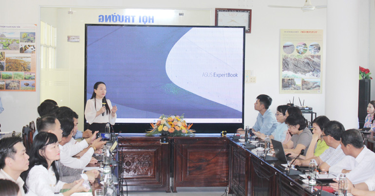 Bà Bùi Thanh Hằng (Cục Phát triển thị trường và doanh nghiệp KH-CN) chia sẻ về nguồn lực phát triển hệ sinh thái khởi nghiệp, đổi mới sáng tạo ở Phú Yên. Ảnh: VĂN TÀI